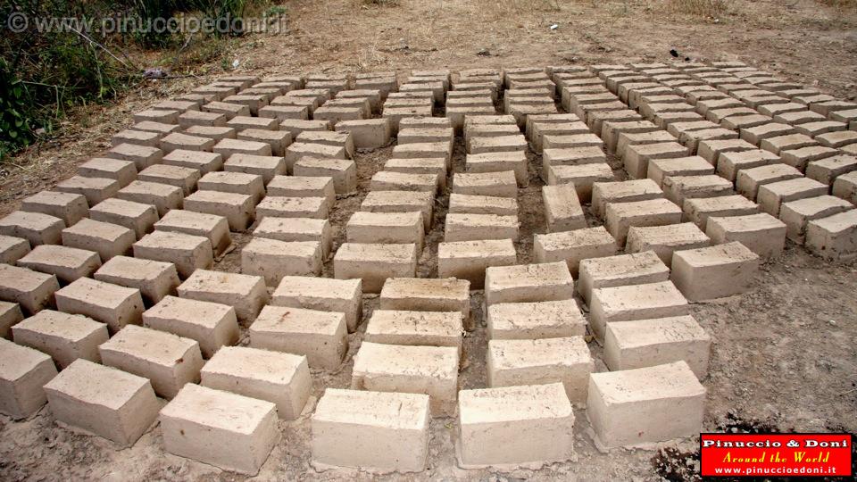 Ethiopia - 799 - Mattoni di fango.jpg